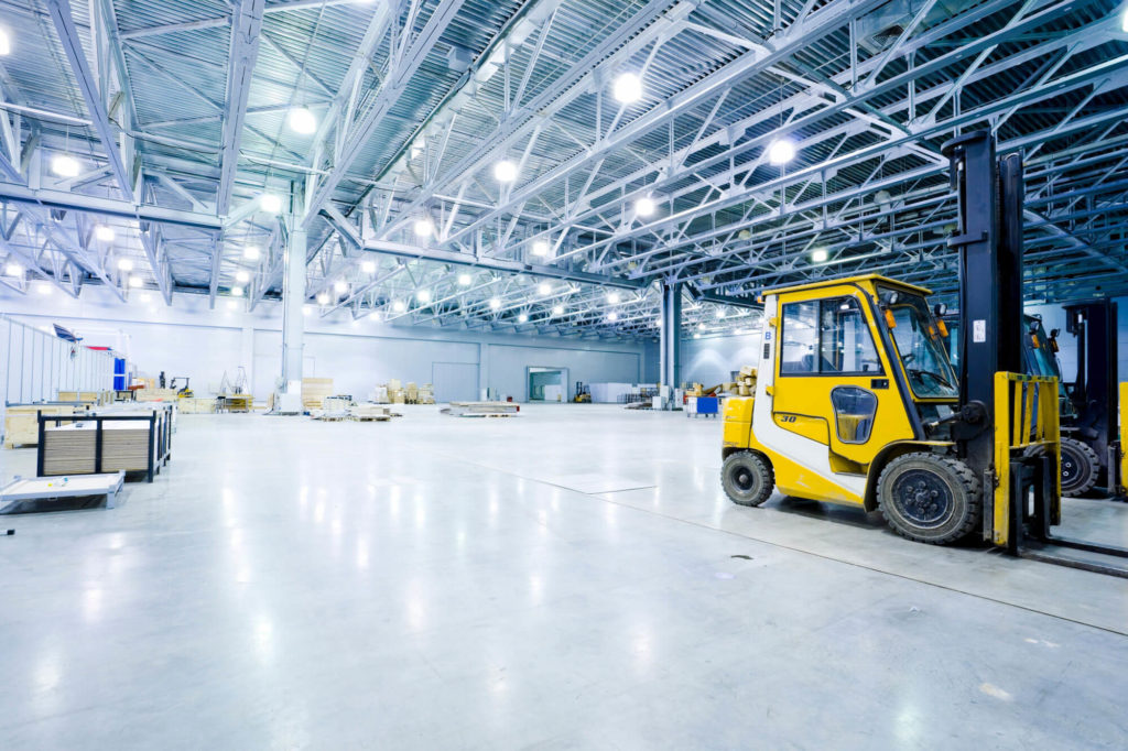 Hochleistungsfähige LED Industriehallenbeleuchtung für optimale Arbeitsbedingungen.