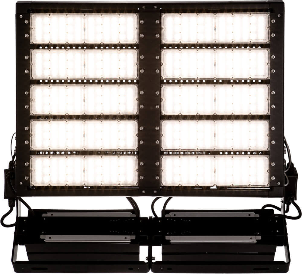 Eingeschalteter LED Flutlichtstrahler AML-FLHP in schwarz, Frontansicht